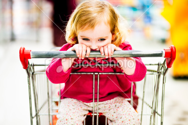 ist2_6885466-child-at-the-supermarket
